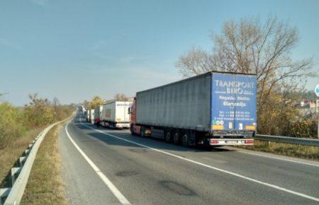 На виїзд з України на словацькому кордоні 10-кілометрова черга