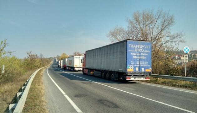 На виїзд з України на словацькому кордоні 10-кілометрова черга