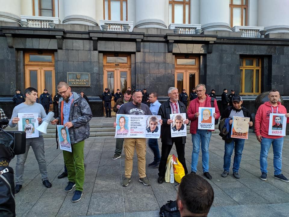 У Києві відбувається «Мітинг проти видачі вбивць дітей»