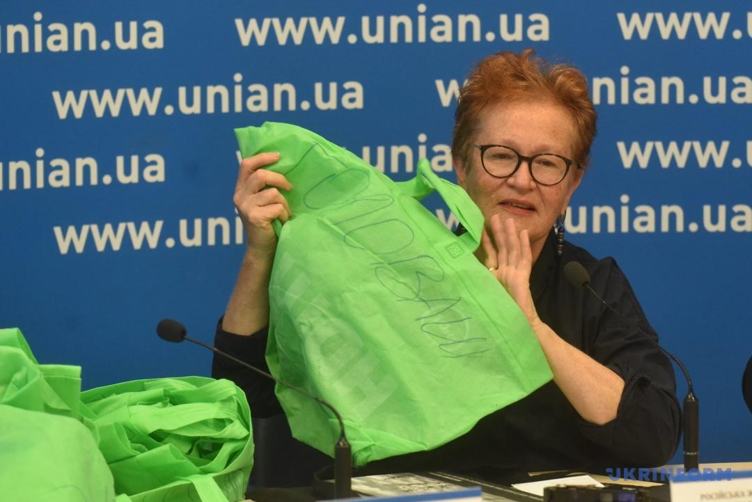 Російська волонтерка Івлєва передала музею 24 мішки, у яких носили передачі полоненим морякам