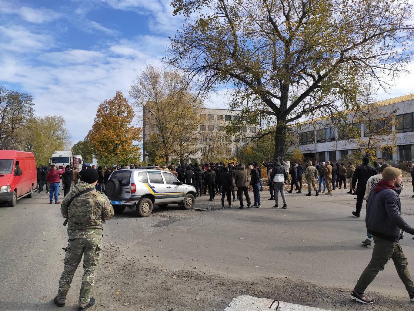 Учасники акції протесту проти розведення сил у Золотому проїхали через блокпост у Кремінному