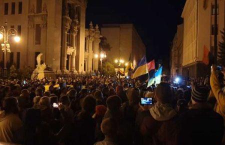 Біля Офісу президента акція «Ні кроку назад!» проти розведення військ (відео)