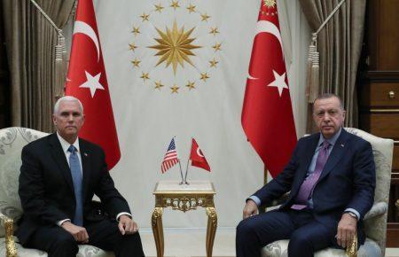 Ердоган зустрівся із віцепрезидентом США Пенсом у Туреччині (фото)