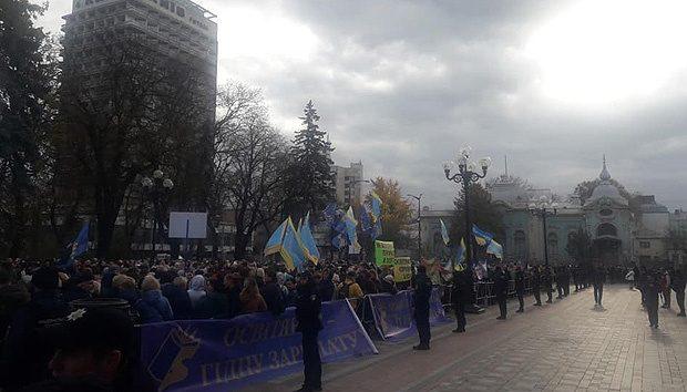 Освітяни протестують біля ВР проти змін до закону про середню освіту