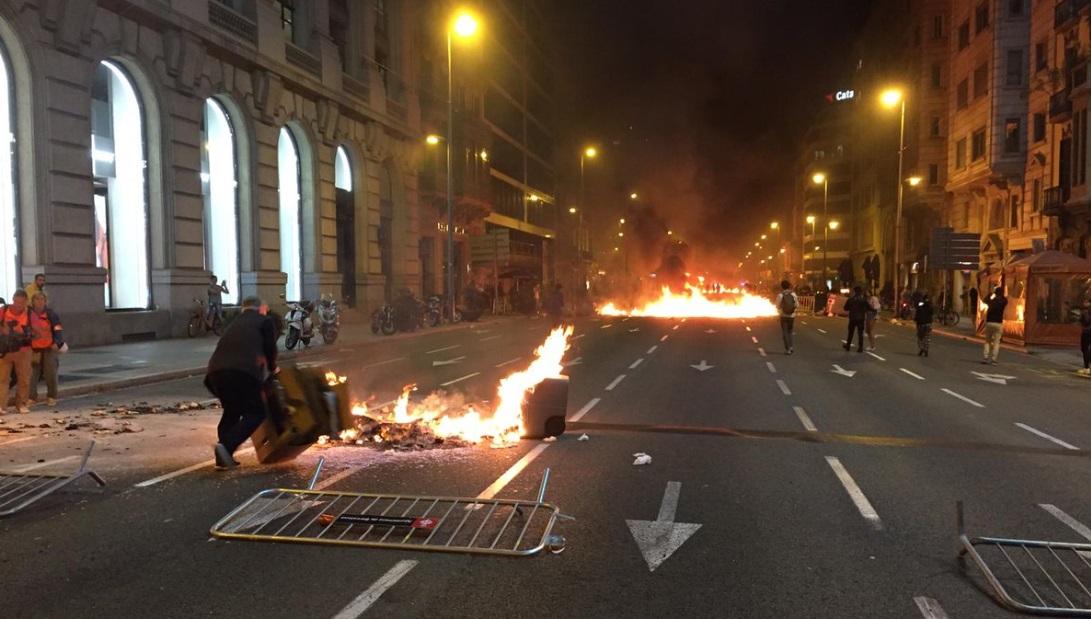 У Барселоні вночі палили автівки та атакували поліцію кислотою