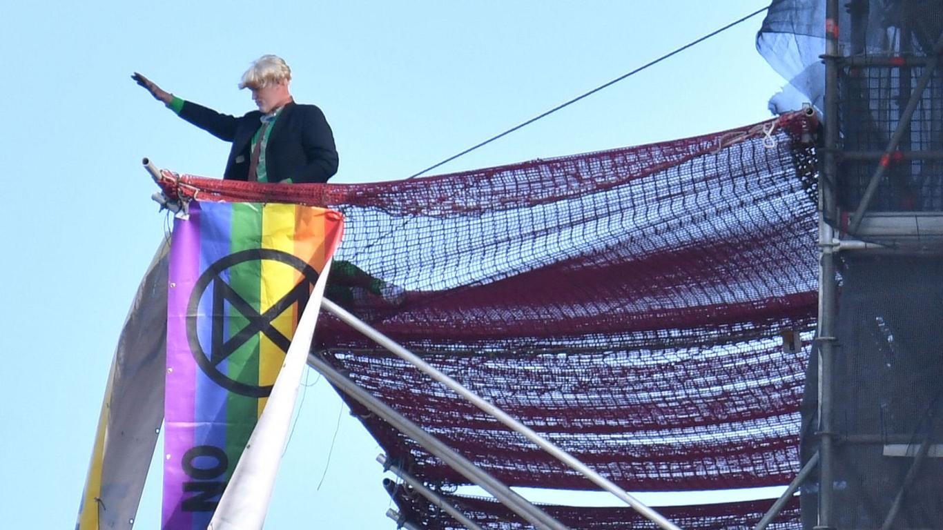Вбраний у Бориса Джонсона екоактивіст руху Extinction Rebellion видерся на Біґ-Бен з вимогою поговорити з прем'єром