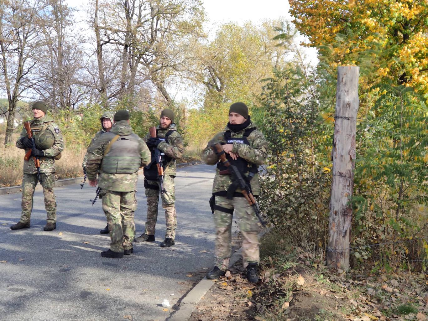 У сутичках на блокпосту у Кремінній пролунав постріл, постраждав поліцейський
