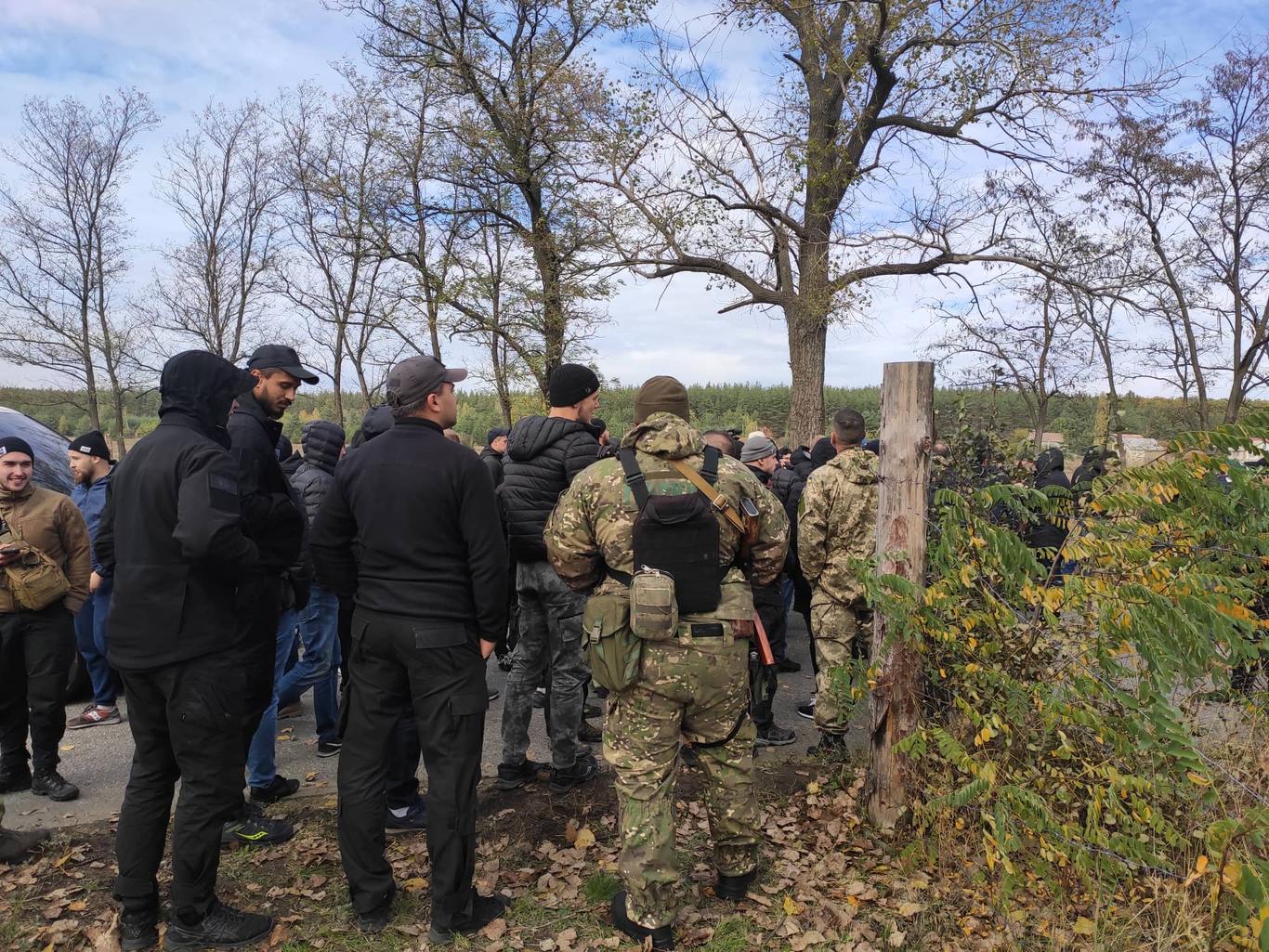 У протестувальників, які їхали у Золоте, на блокпосту вилучили 6 одиниць мисливської зброї — поліція