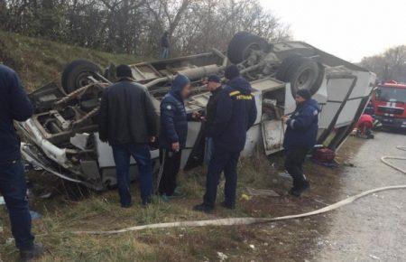 На Хмельниччині перекинувся автобус, 8 людей дістали поранення