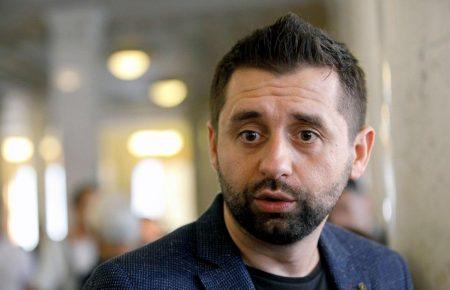 Голову фракції «Слуга народу» Арахамію викликали на допит в НАБУ