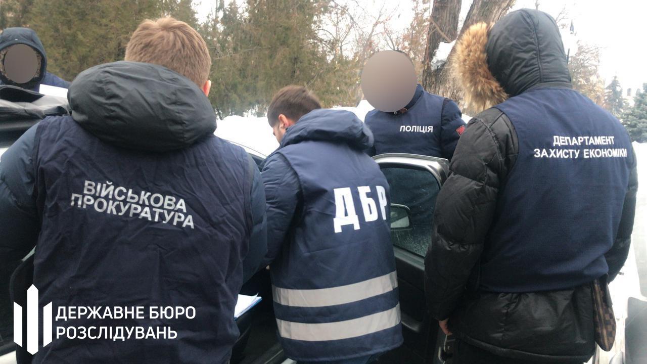 ДБР повідомило про підозру трьом одеським поліцейським через побиття людини