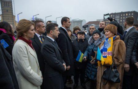 «Повертайтеся в Україну, піднімайте виробництво» — Зеленський на зустрічі з українською громадою в Естонії