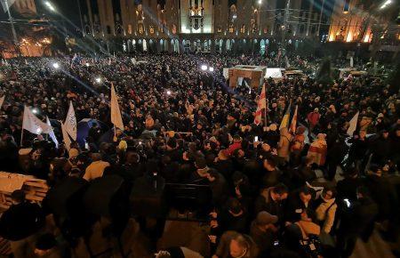 У Тбілісі мітингувальники перекрили проспект перед парламентом країни