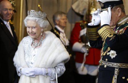 Королева Великої Британії відмовилася від одягу з натуральним хутром