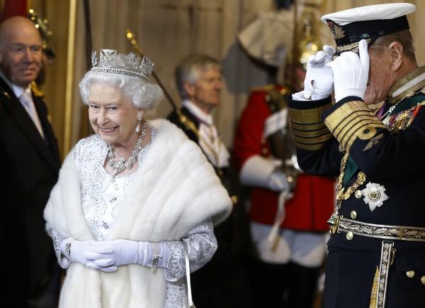 Королева Великої Британії відмовилася від одягу з натуральним хутром