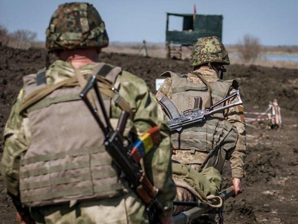 На Донбасі постраждали троє військових