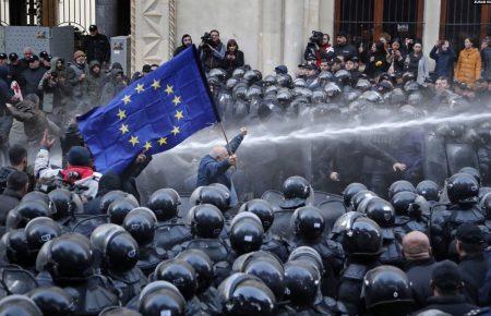 У Тбілісі суд розглядає справи 37 затриманих під час протестів