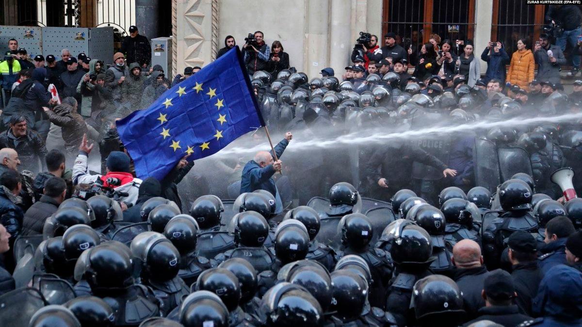 У Тбілісі суд розглядає справи 37 затриманих під час протестів