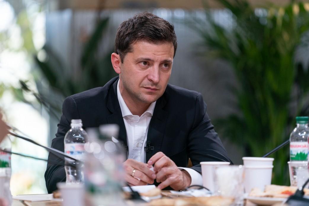 Землю матимуть право продавати або купувати виключно українці та компанії, засновані українцями — Зеленський про правки до проекту про ринок землі (відео)