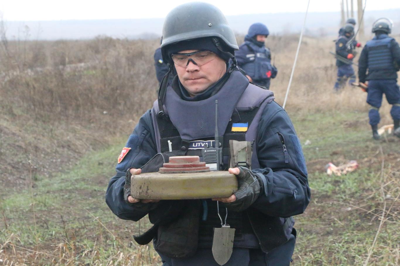 Розмінування біля Петрівського: вже знешкодили 19 вибухонебезпечних предметів