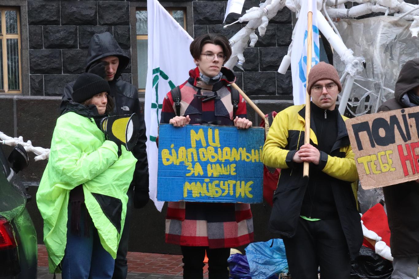 Під Кабміном від політиків вимагали не ігнорувати проблему зміни клімату (фото)