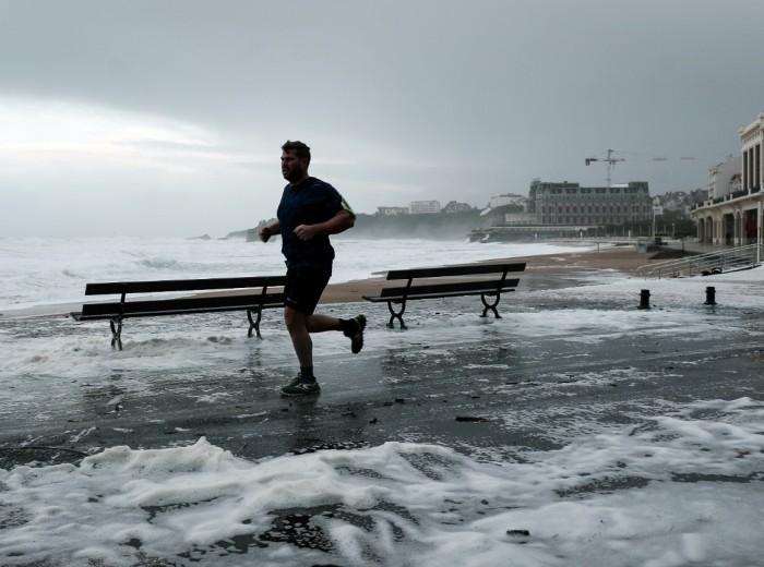 Частину Франції накрило штормом «Амелі»