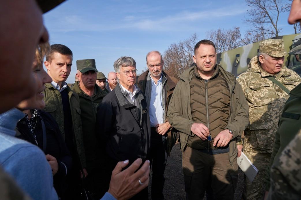 Іноземні посли відвідали район розведення сил біля Петрівського та Золотого