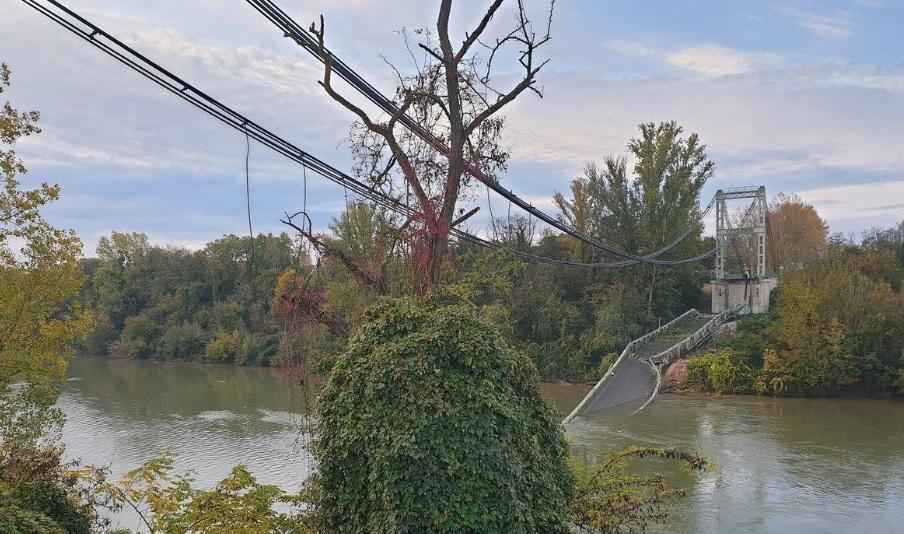 У Франції внаслідок обриву підвісного мосту загинули 2 людей