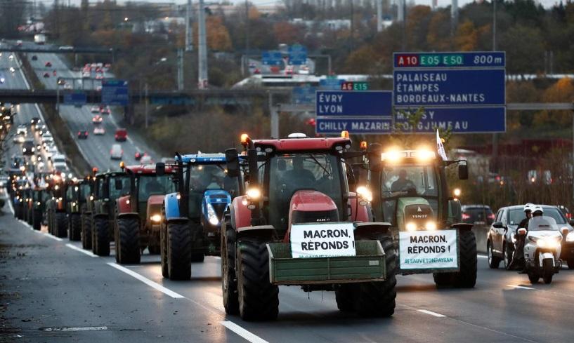 У Франції фермери на тракторах виїхали до Парижа на знак протесту