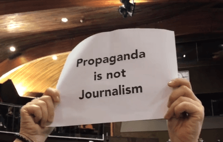 На Світовому форумі за демократію у бік представниці RТ скандували «Russia Today is a fake!»