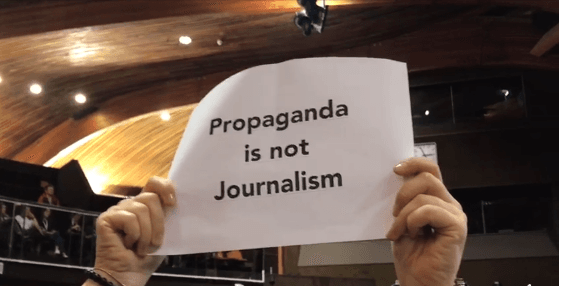 На Світовому форумі за демократію у бік представниці RТ скандували «Russia Today is a fake!»