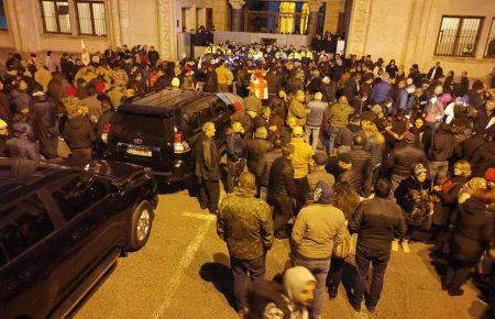 У Тбілісі протестувальники заблокували будівлю парламенту