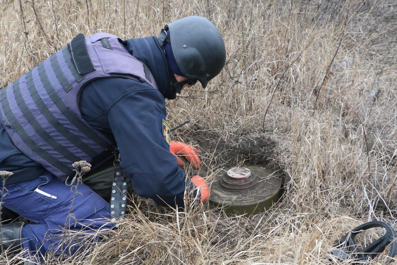 В ГСЧС показали, как происходит разминирование в Петровском (видео)