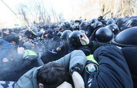 Сутички під Радою: двоє поліцейських дістали поранення, їх госпіталізували