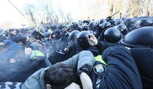 Сутички під Радою: двоє поліцейських дістали поранення, їх госпіталізували