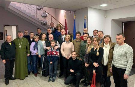 Колишні політв'язні відправилися на реабілітацію до Латвії