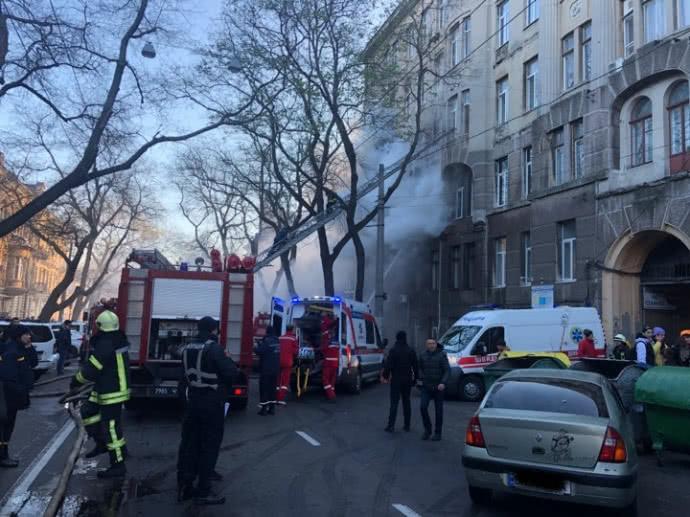 У коледжі в Одесі сталася пожежа, рятувальники евакуюють людей (фото)