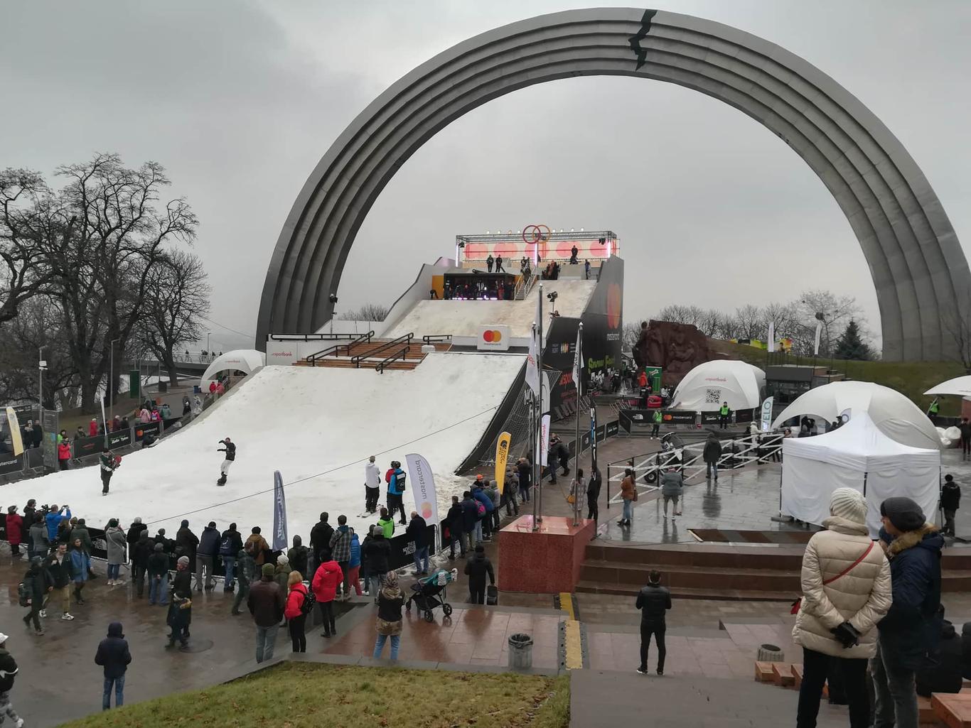 У центрі Києва відкрили сноупарк — 130 тонн снігу для нього завезли з Карпат