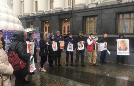 Біля Офісу президента влаштували акцію проти можливої видачі обвинувачених у теракті біля харківського Палацу спорту