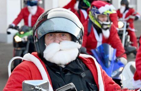Німецькі Санта-Байкери влаштували різдвяні покатушки (фото)