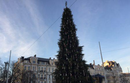 У Києві встановили головну новорічну ялинку України