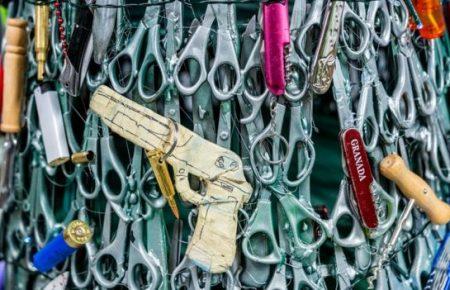 В аеропорту Вільнюса встановили ялинку з предметів, які конфіскували у пасажирів