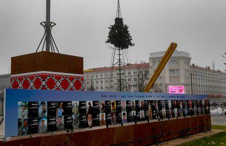 У Херсоні головну ялинку монтують біля меморіалу загиблим на Донбасі. Частина містян проти