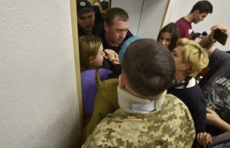 Чоловік, якого підозрюють у нападі на журналістів проекту проросійського блогера Шарія, перебуватиме під нічним арештом