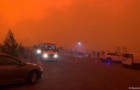 В Австралії через лісову пожежу на пляжі заблоковані близько 4 тис. людей