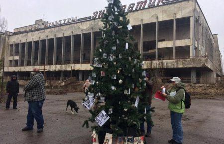 У Прип'яті вперше за 33 роки встановили ялинку, колишні жителі міста прикрасили її фотокартками