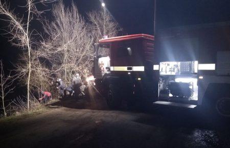 На Дніпропетровщині рятувальники витягли зі ставка авто з 4-ма загиблими