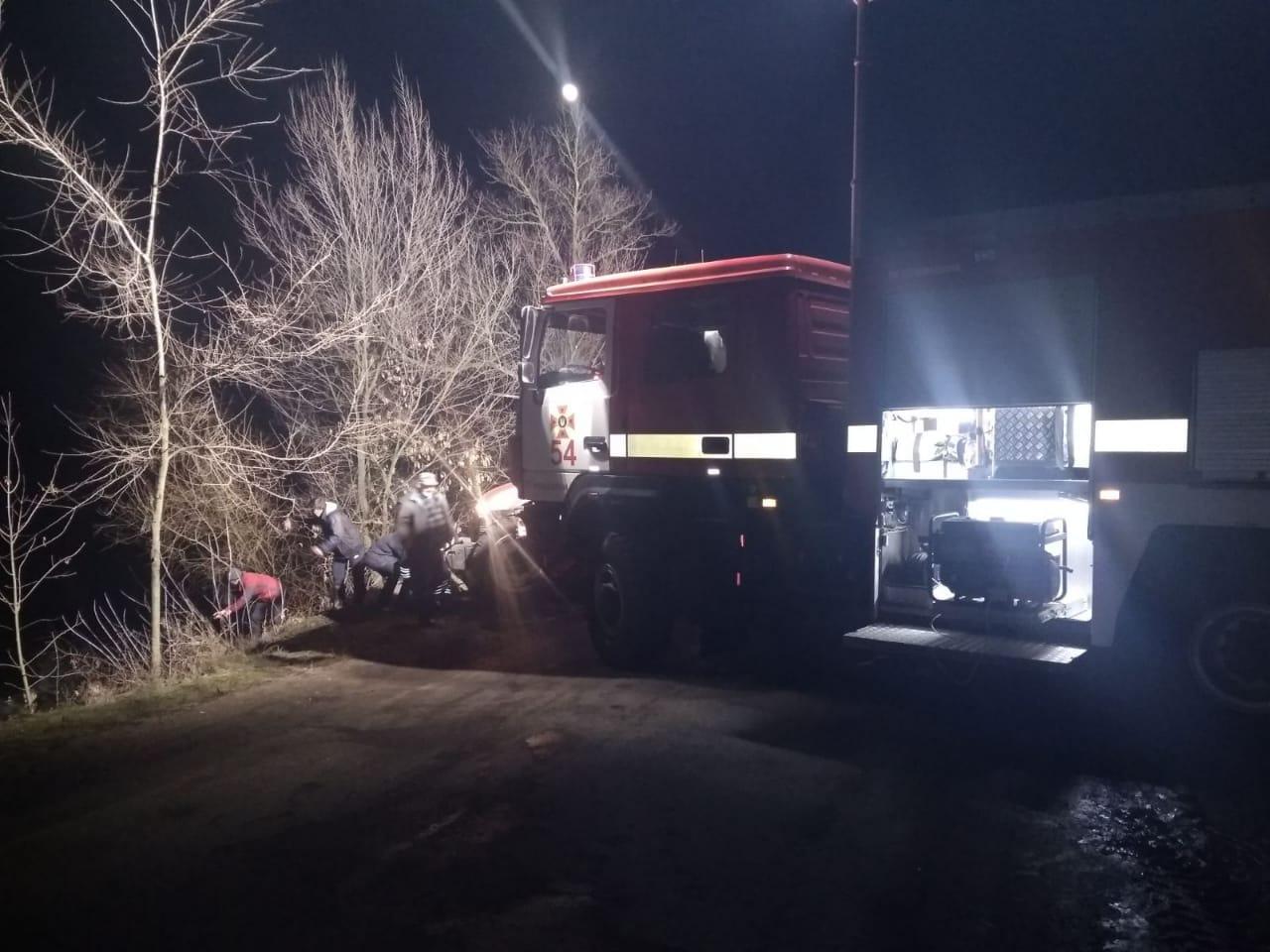 На Дніпропетровщині рятувальники витягли зі ставка авто з 4-ма загиблими