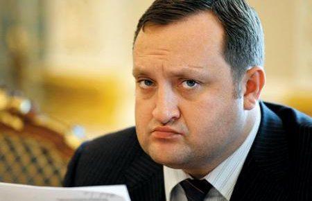 Суд заочно відправив за ґрати ексглаву Нацбанку Арбузова