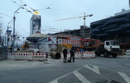 Прорив труби біля Ocean Plaza: семеро людей у лікарі